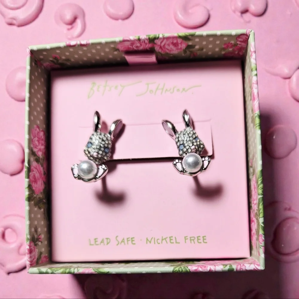 NEW Betsey Johnson Crystal Bunny Pearl Stud Earrings Silver Tone Gift Box NWT